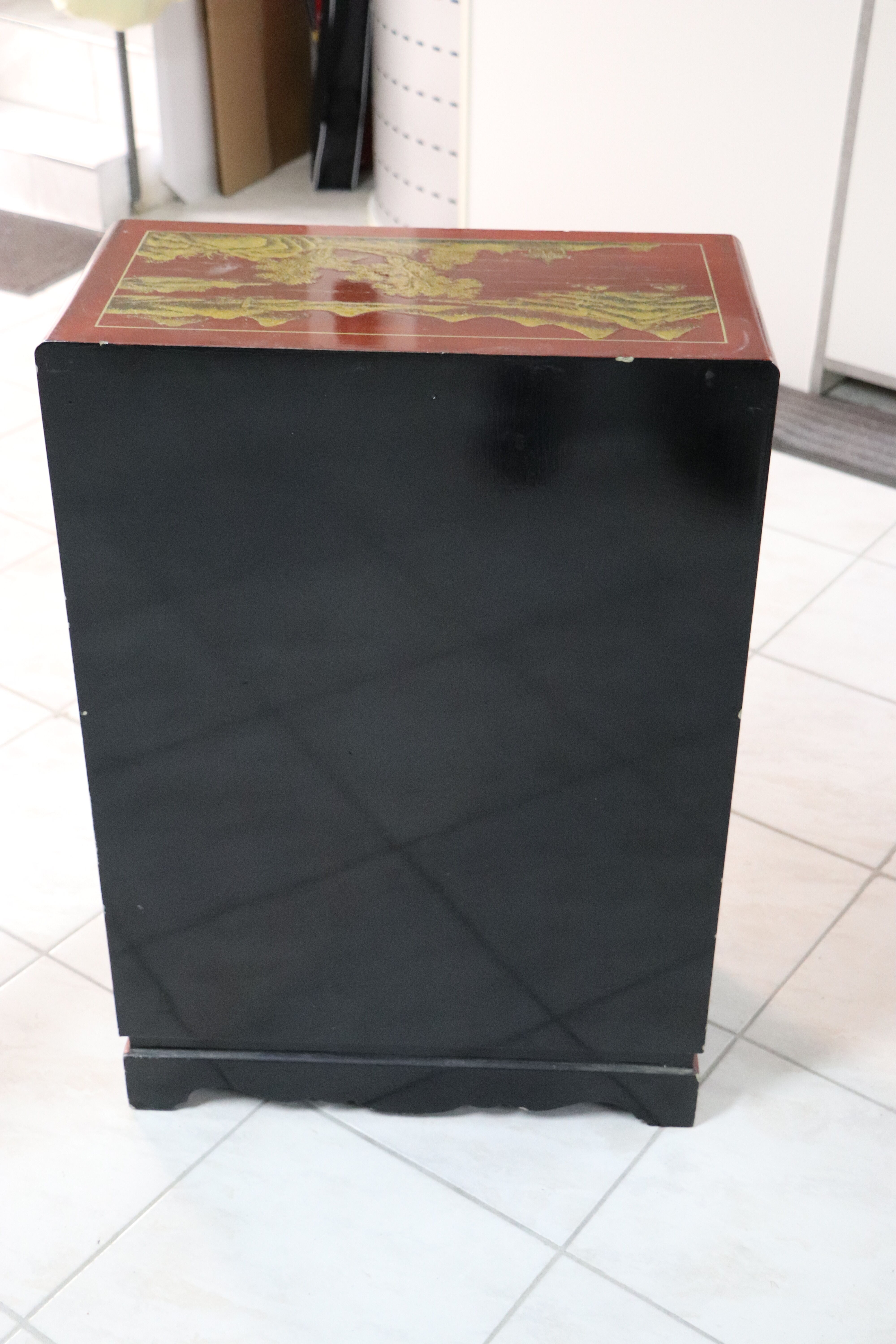 Chinese furniture 2 doors lacquered red and gold leaf decorations