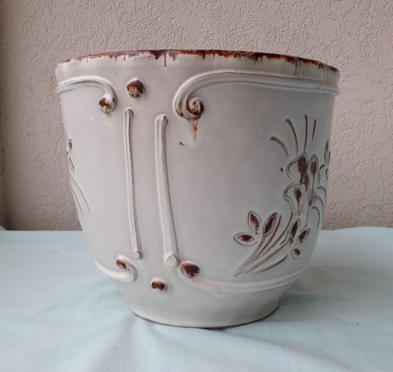 Ceramic cache-pot