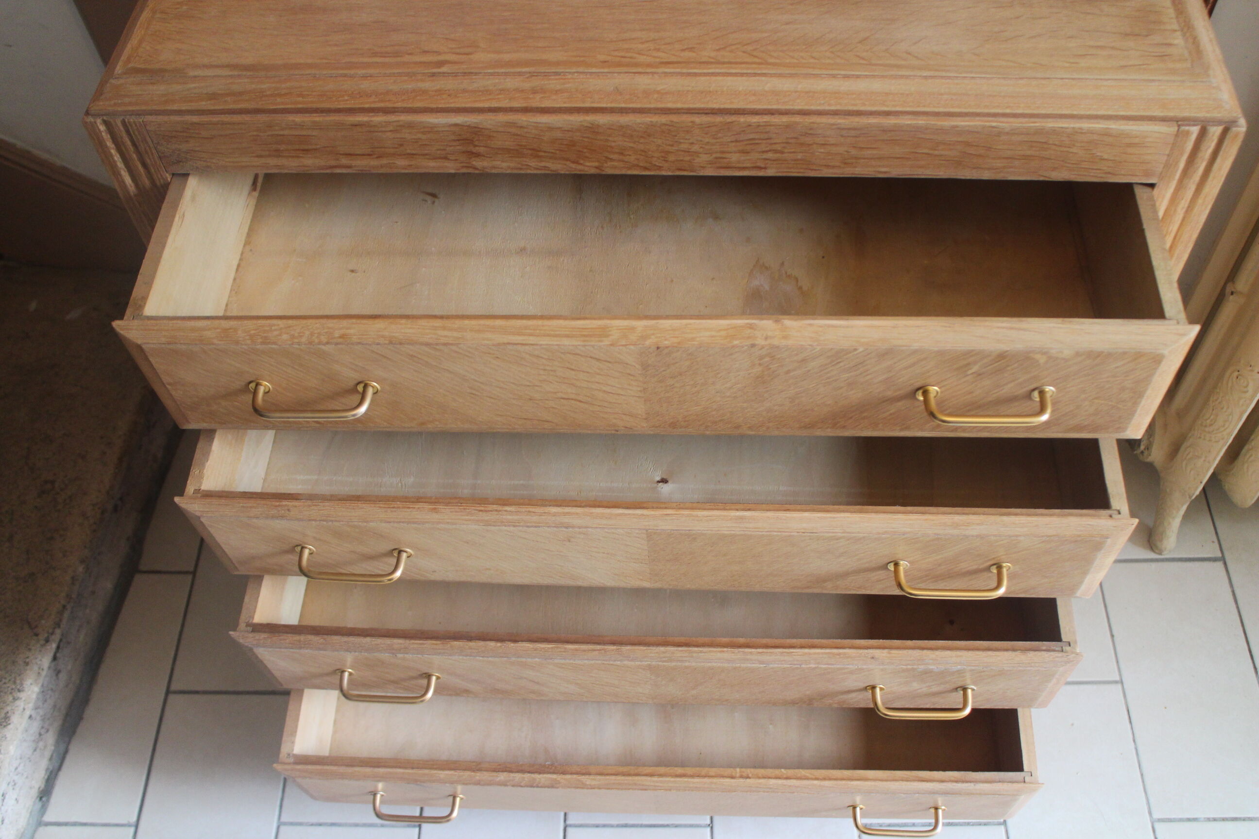 Commode aux pieds compas en bois brut