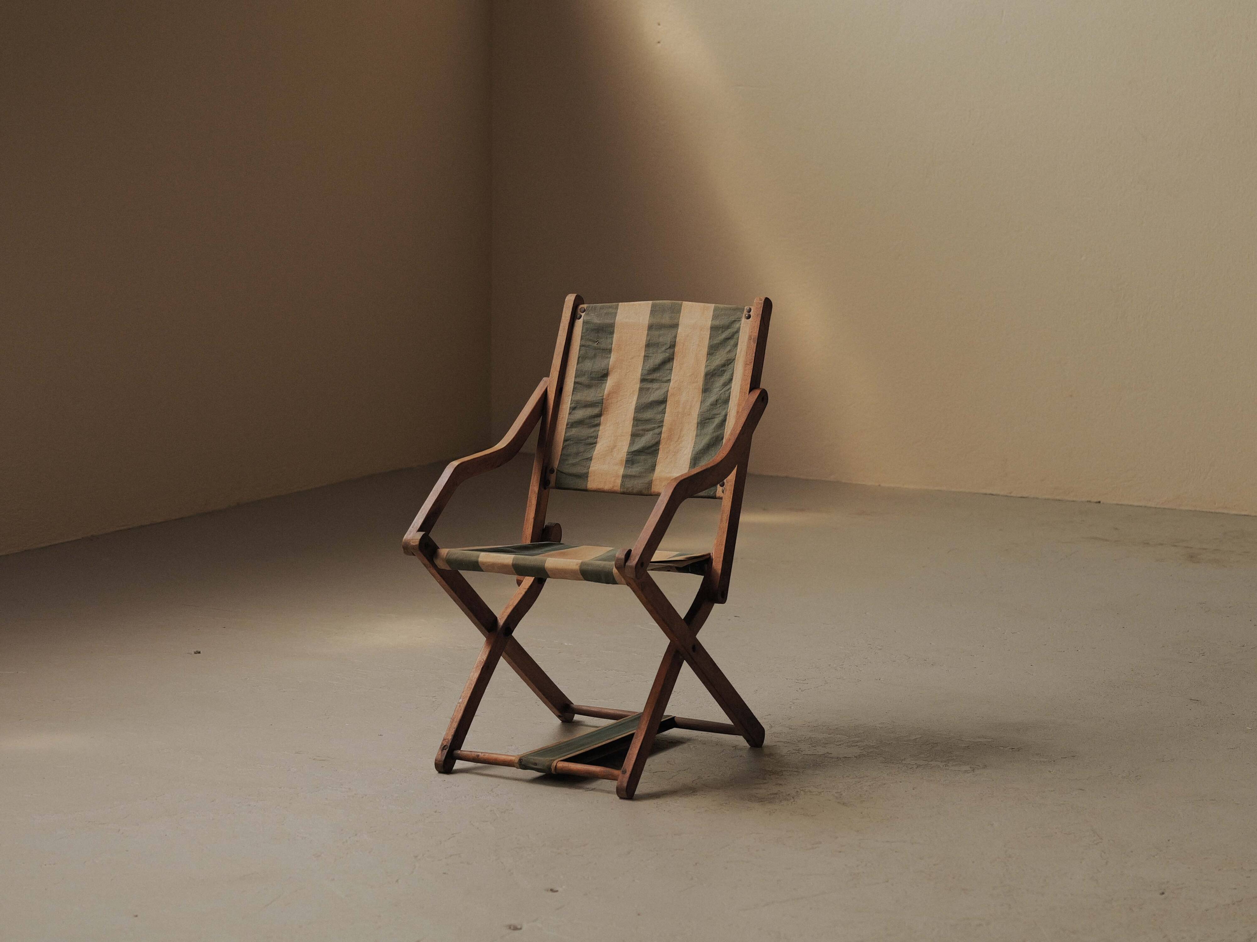 Foldable chair in solid wood and striped fabric, circa 1900.