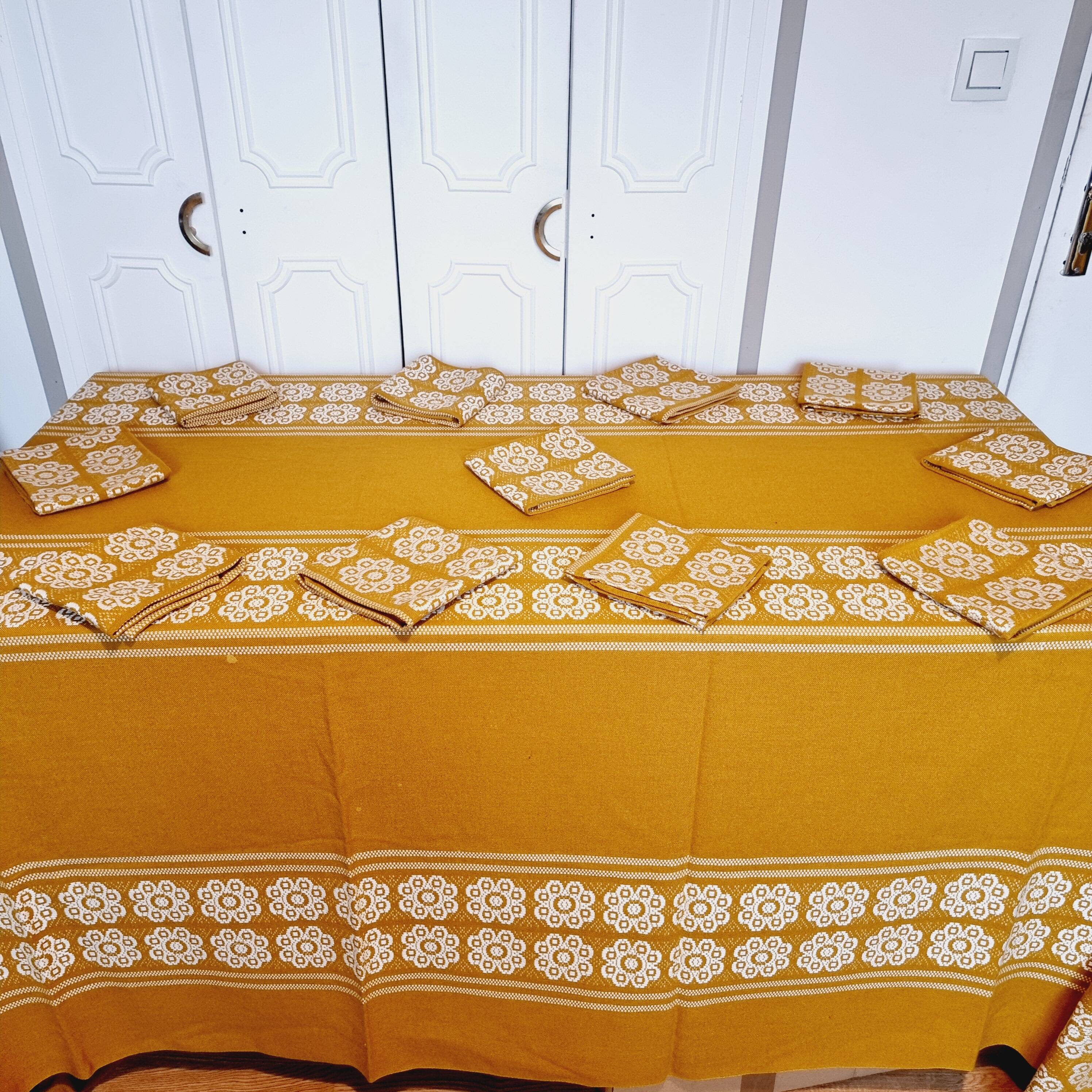 Nappe et 10 serviettes en fil brodé blanc façon point de croix et fond couleur moutarde