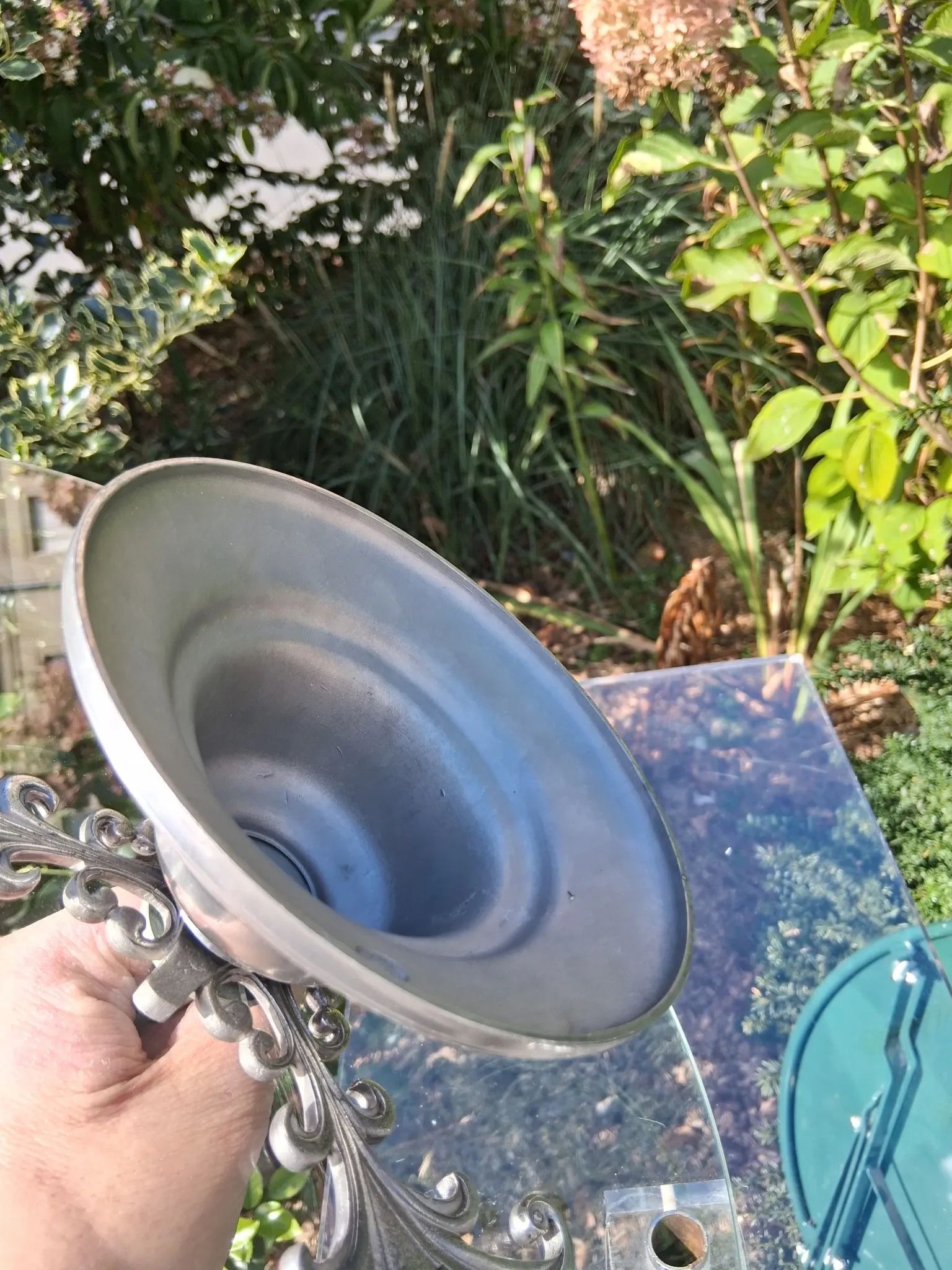 Very nice glass serving stand in very good condition.