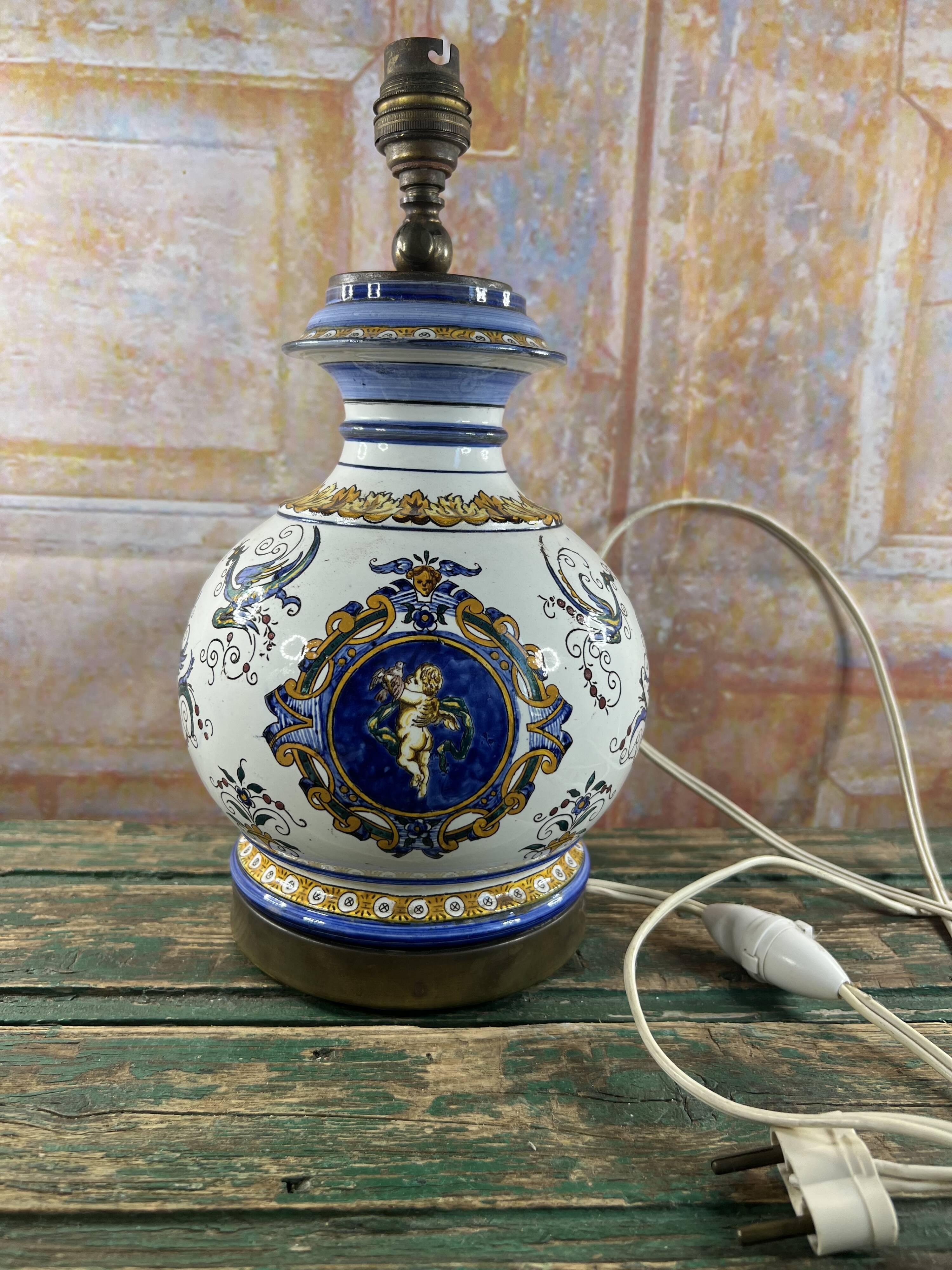 Lampe ancienne en faïence attribuée à Gien – décor Renaissance