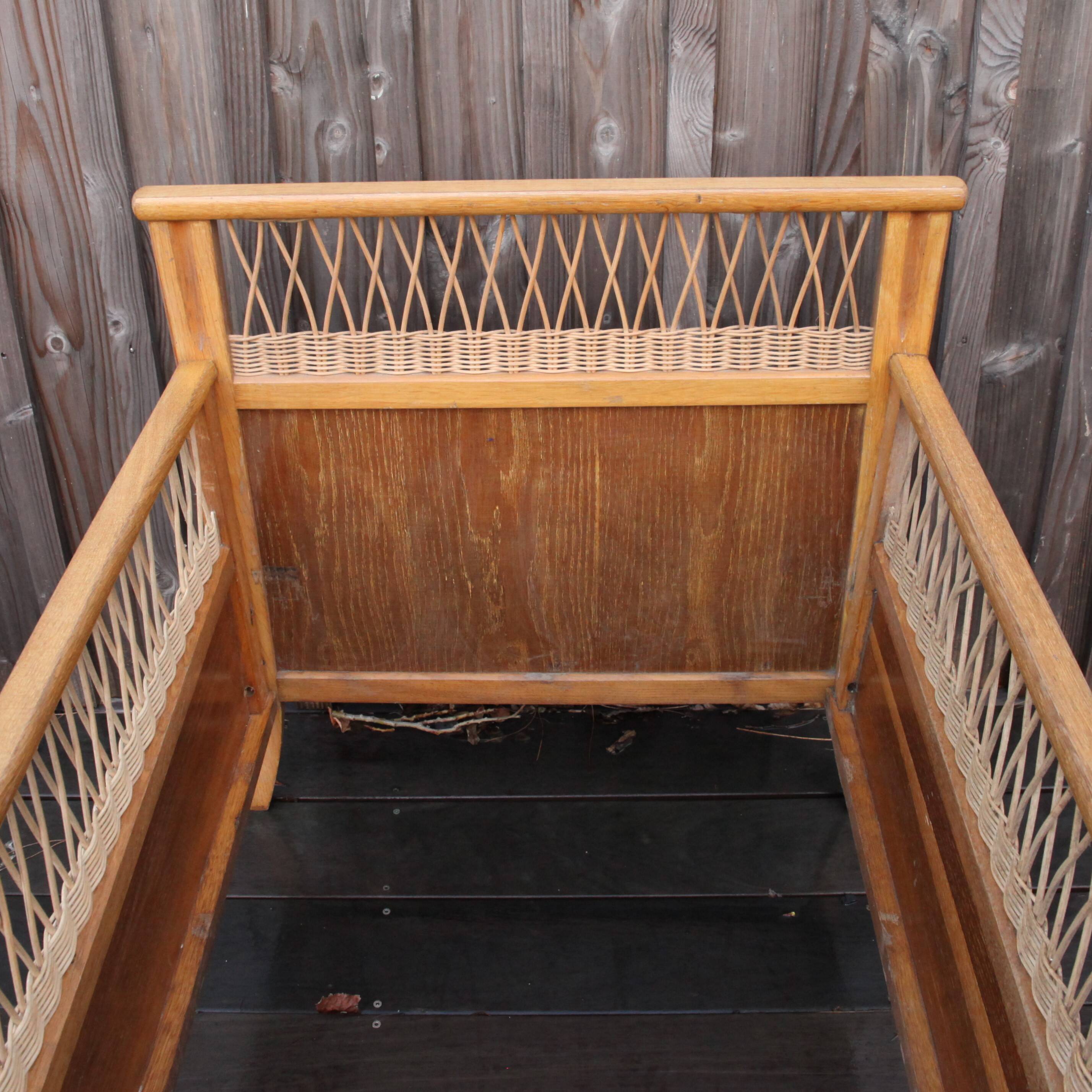 Children's bed in rattan and wood