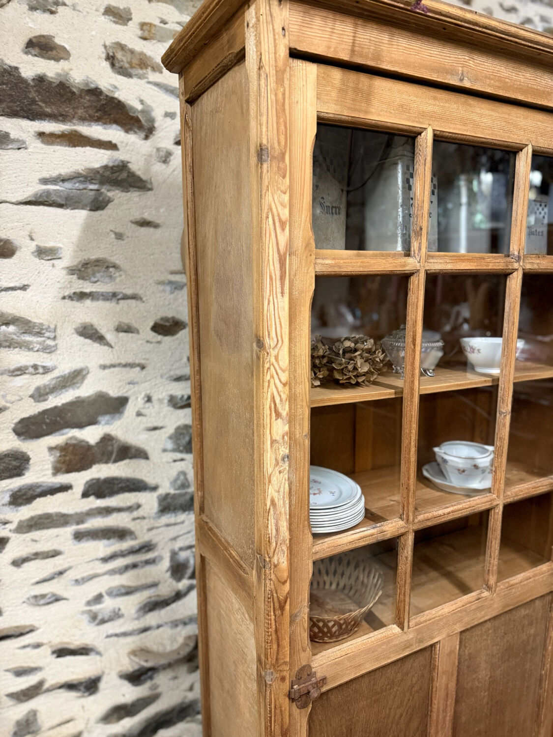 Vitrine parisienne ancienne décapée