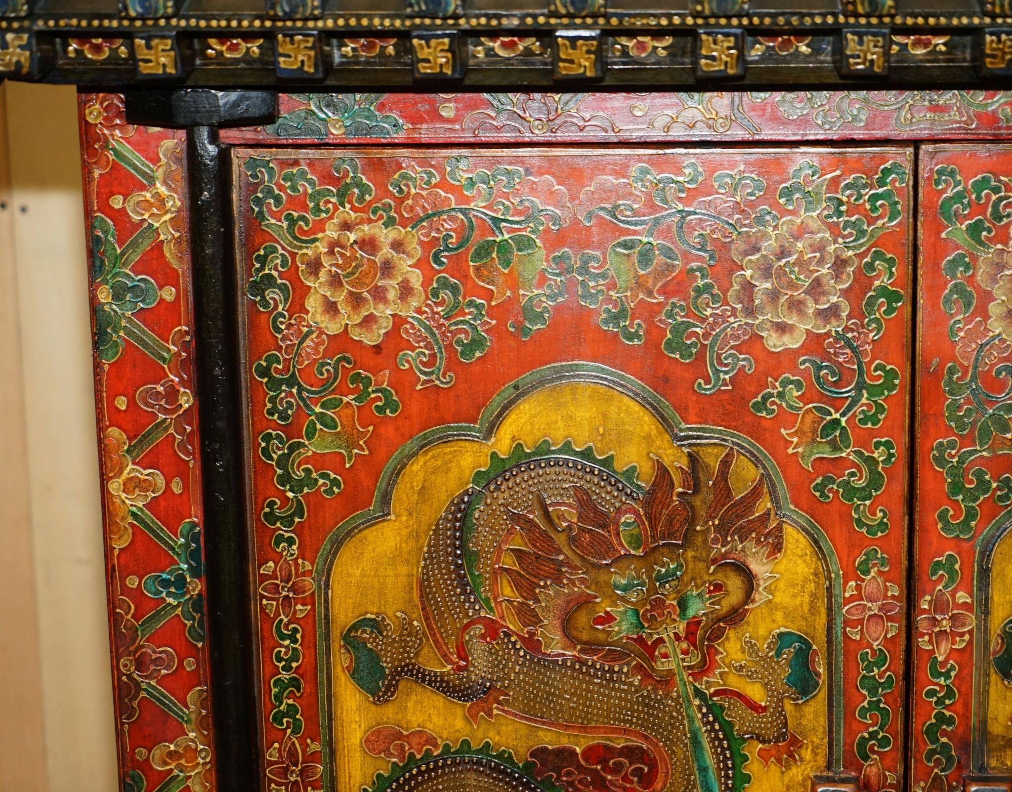 Armoire chinoise vintage peinte avec pagode et tiroirs