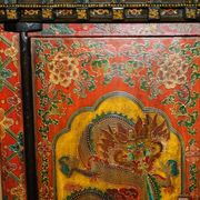 Armoire chinoise vintage peinte avec pagode et tiroirs