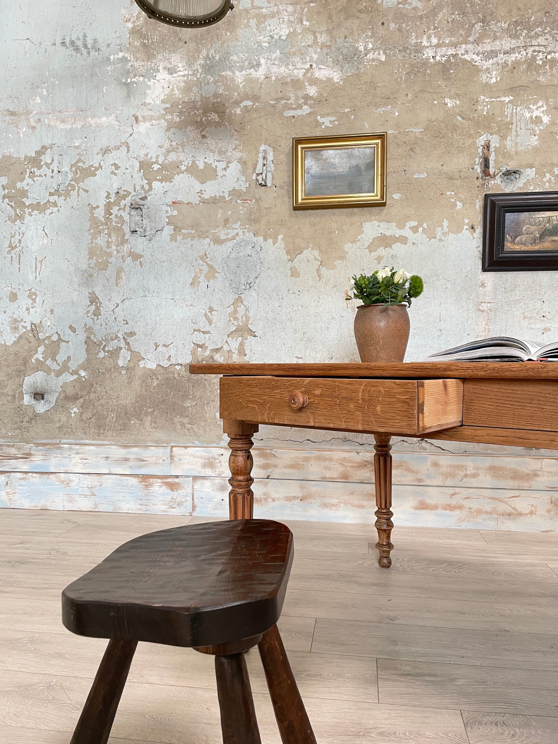 Table with turned legs in solid wood