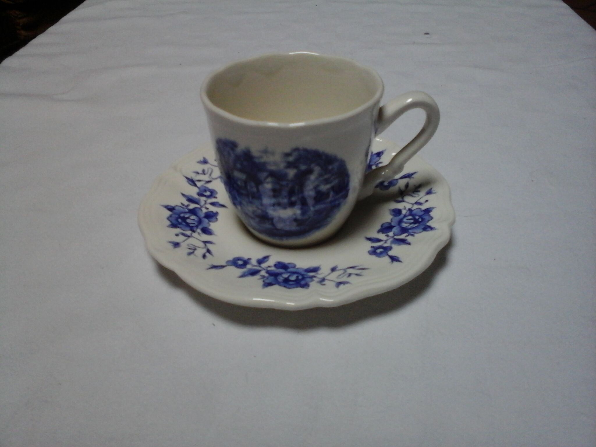 Assortment of 3 blue cups