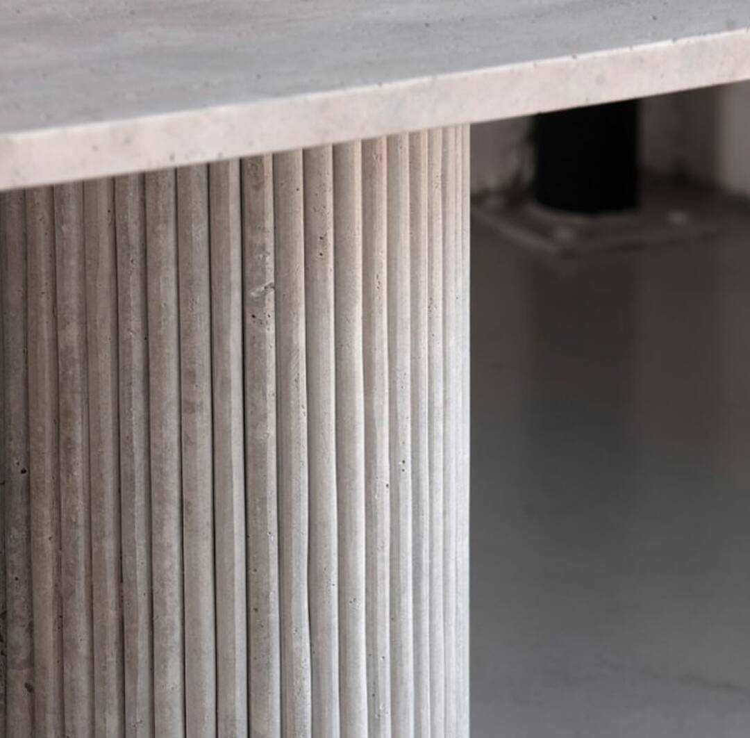 Dining table in travertine