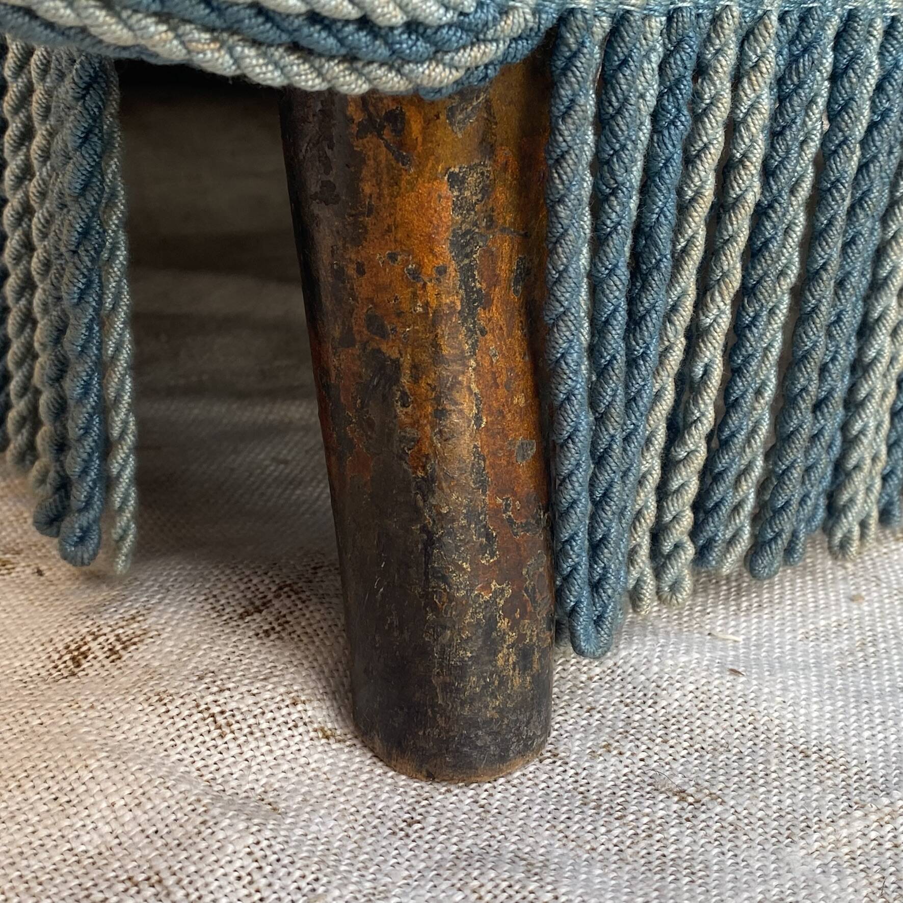 Fauteuil crapaud bas ancien en velours bleu