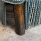 Fauteuil crapaud bas ancien en velours bleu