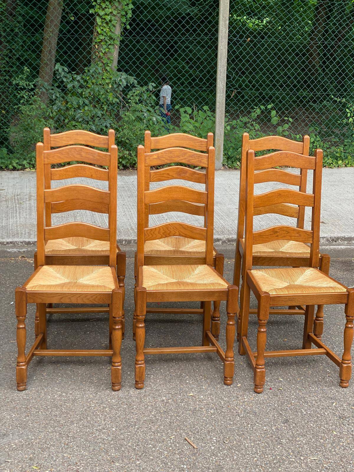 6 solid oak dining chairs with rush seats from the 1980s.