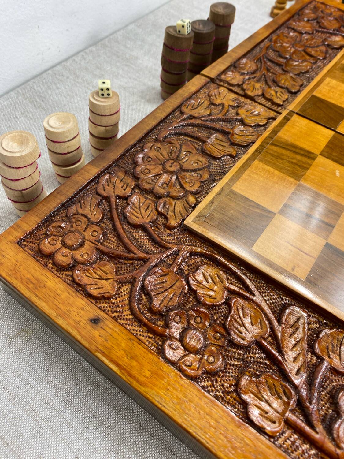 Chess and backgammon set in carved wood and marquetry