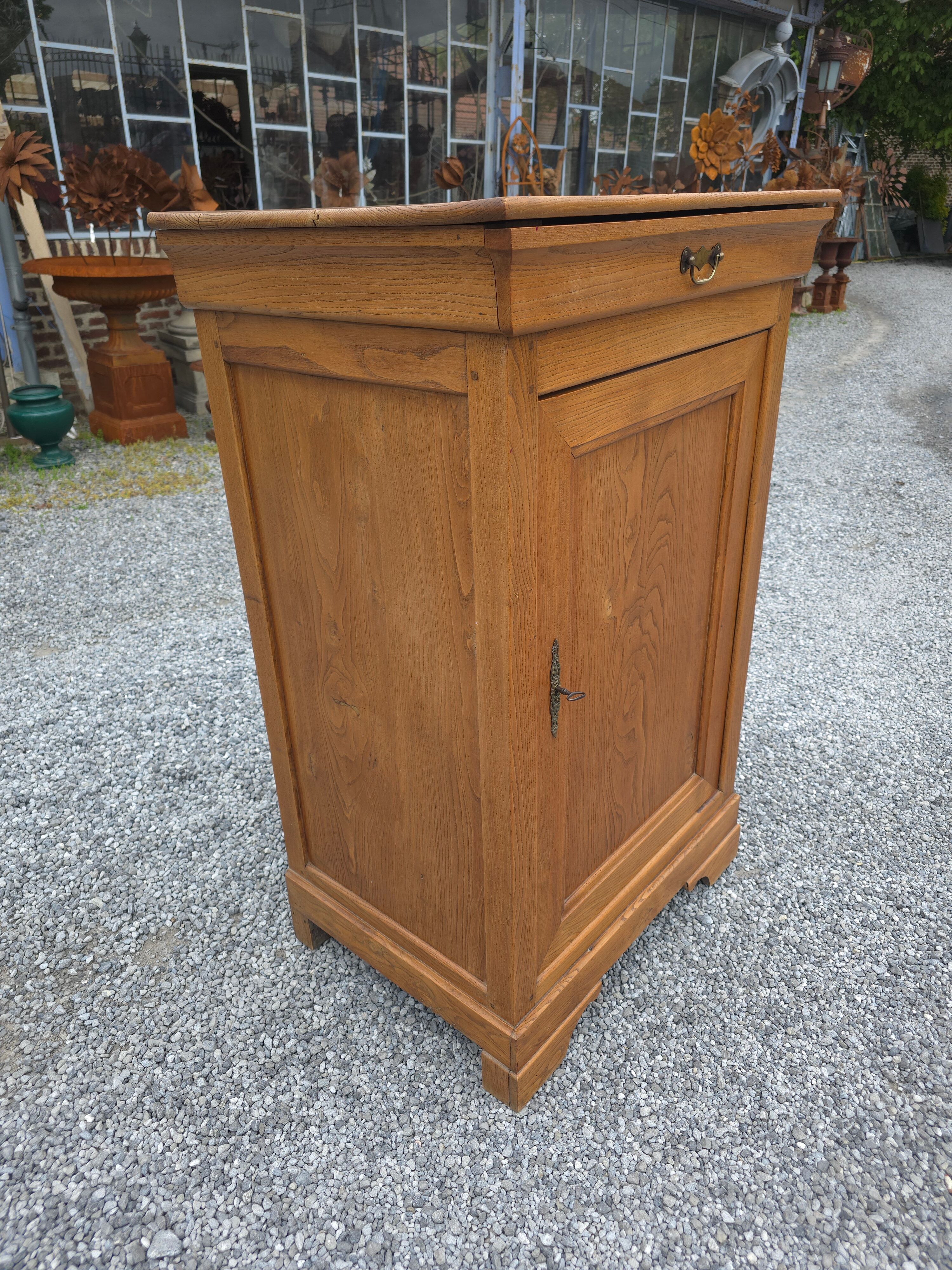 Buffet cabinet in solid elm