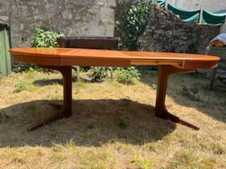 Bauman round extendable table for 10/12 people.