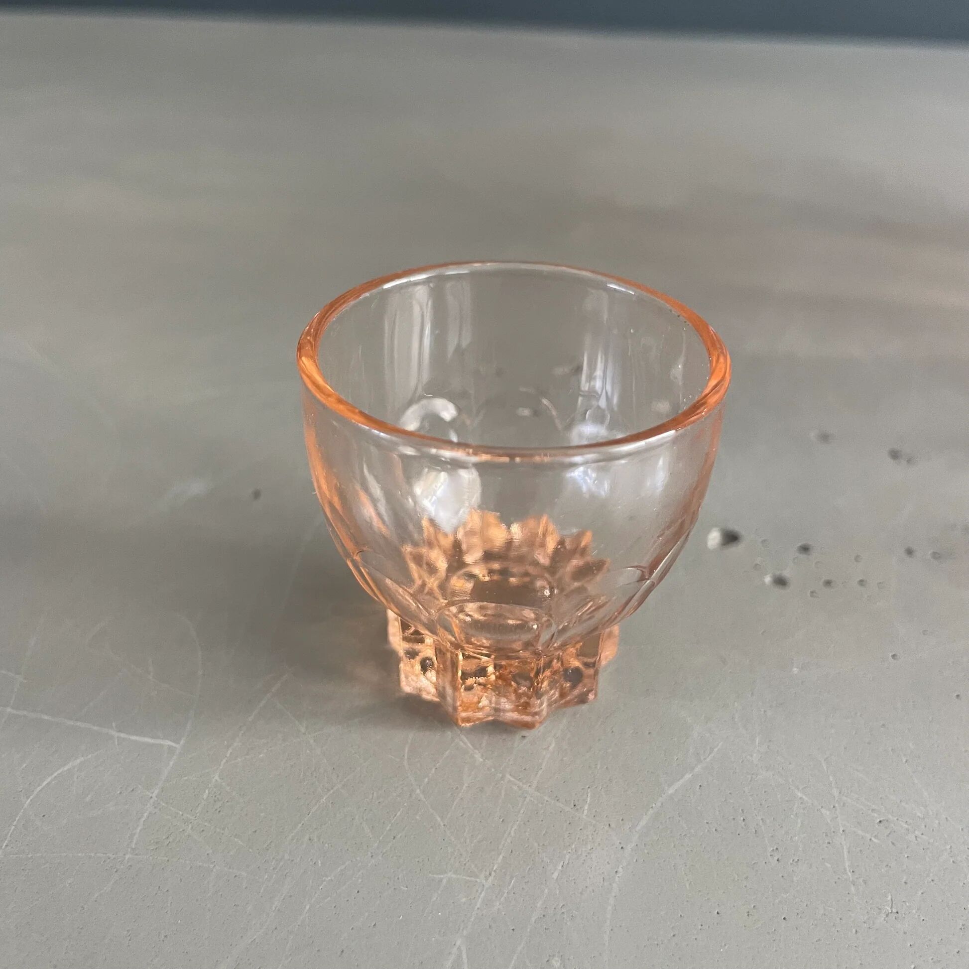 Service à liqueur en verre rosé