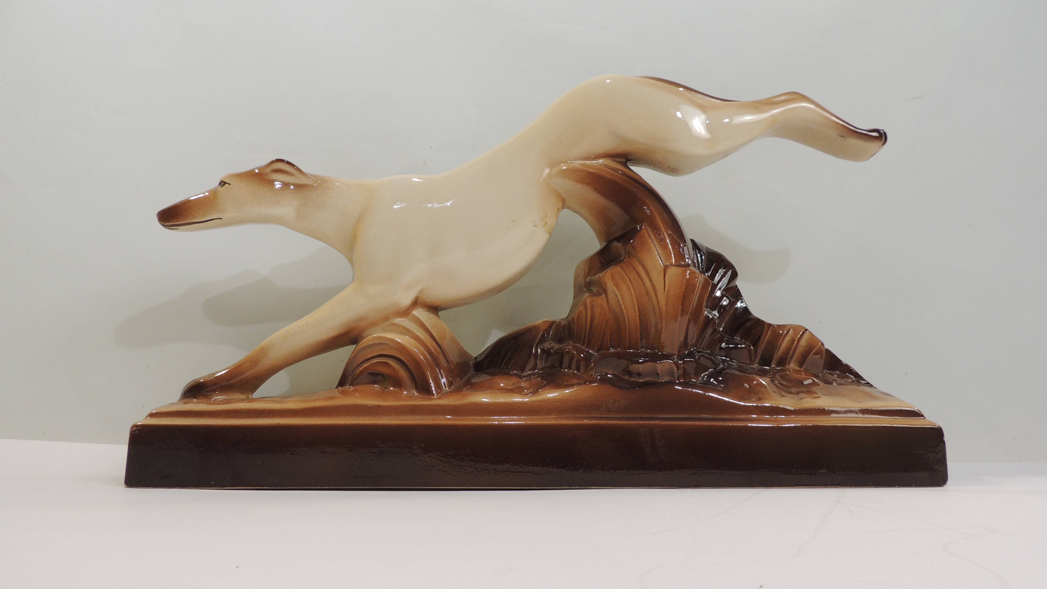 Céramique beige et brune représentant un «Lévrier/vintage 1930