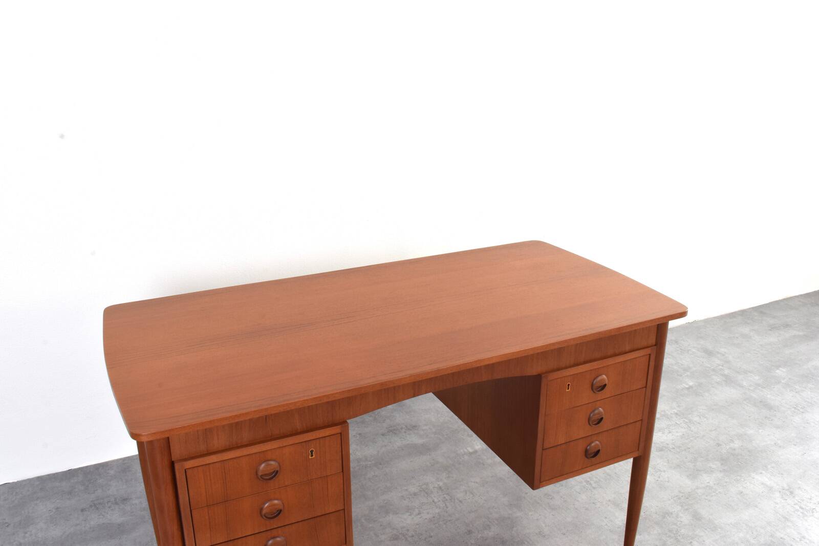 Bureau en teck danois des années 1960.