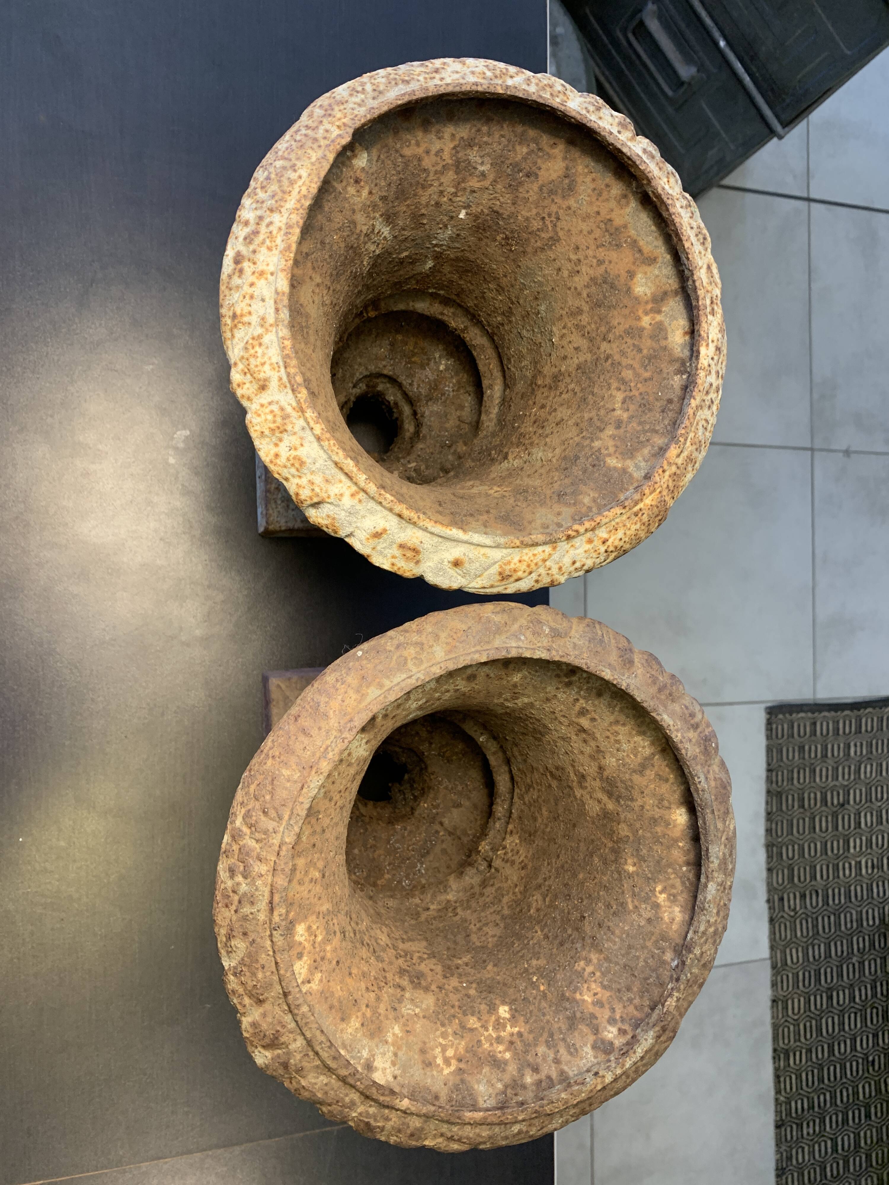 2 vases "Médicis" en fonte du XIXeme