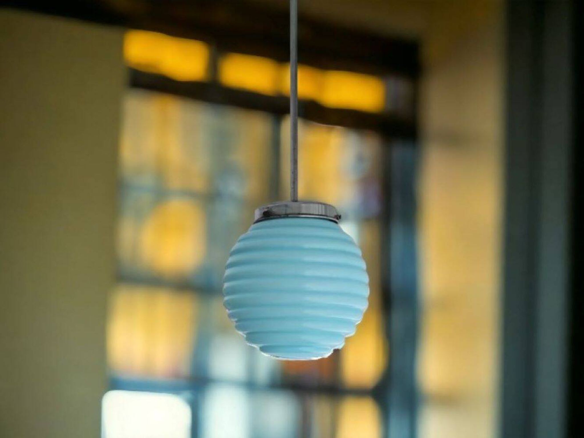Lampe à suspension vintage art déco en verre nervuré bleu 1950