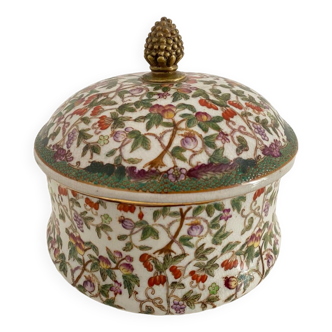 Une soupière de rangement en porcelaine et en bronze peinte à la main dans un style classique par WL Wong Lee 1895. "Pour la décoration intérieure, un cadeau de mariage ou comme œuvre d'art de collection.