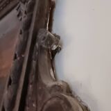 Une paire de frontons de porte très anciens