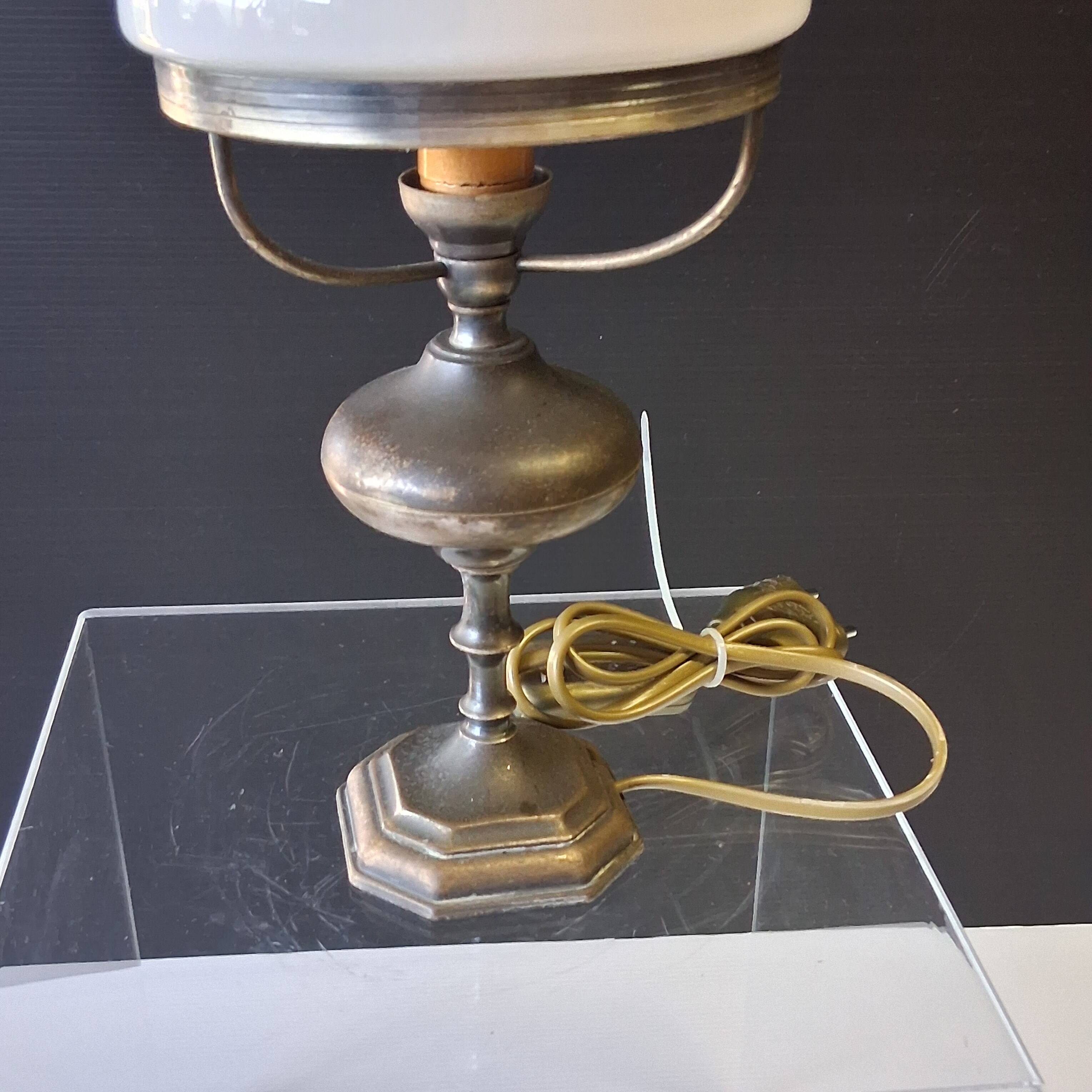 Very pretty lamp in tin with an opaline glass globe in very good condition.