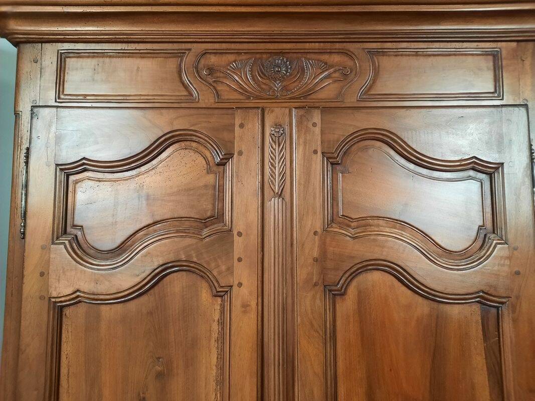 Armoire Louis XV en noyer