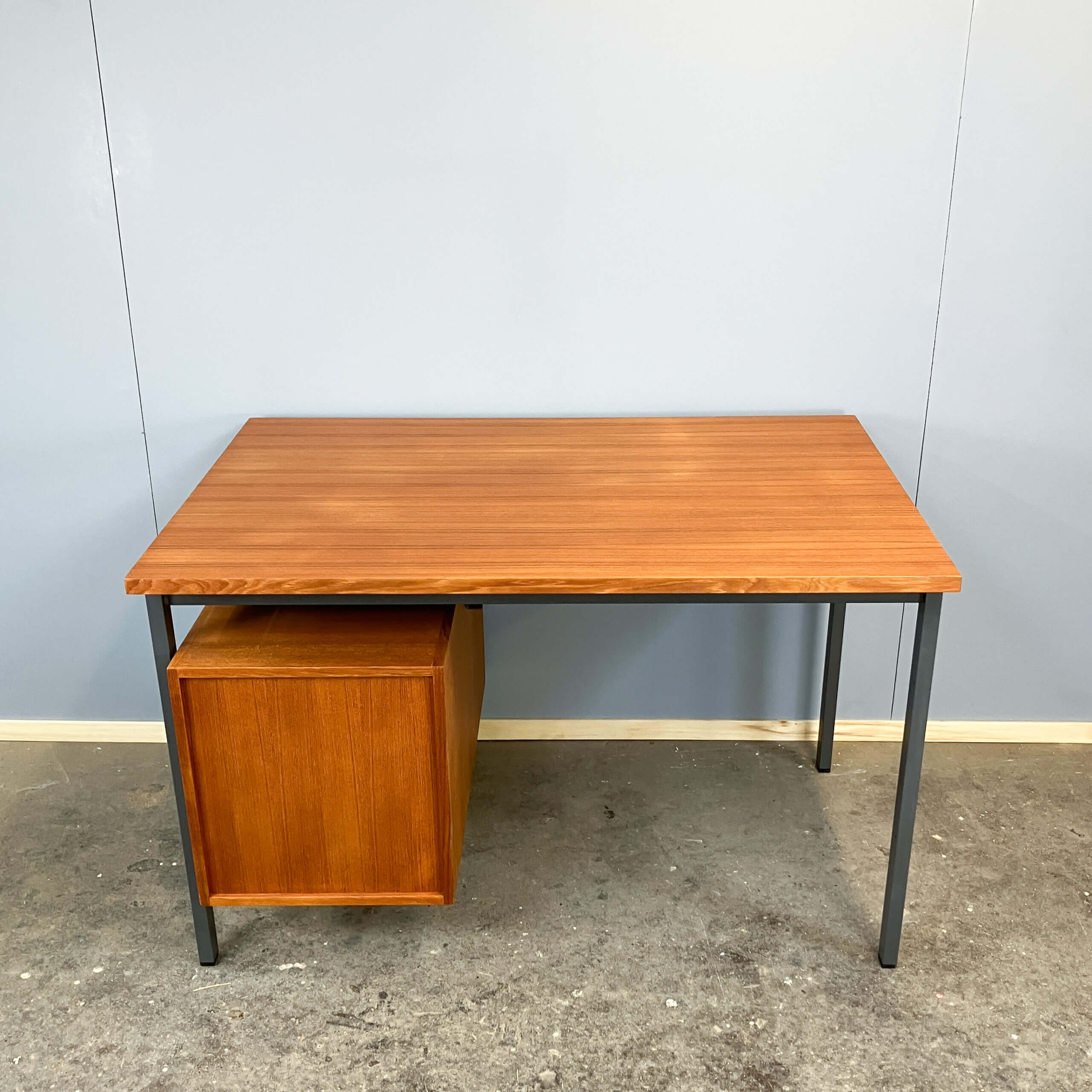 Bureau par Herbert Hirche pour Holzäpfel, teck avec acier tubulaire, années 1960.