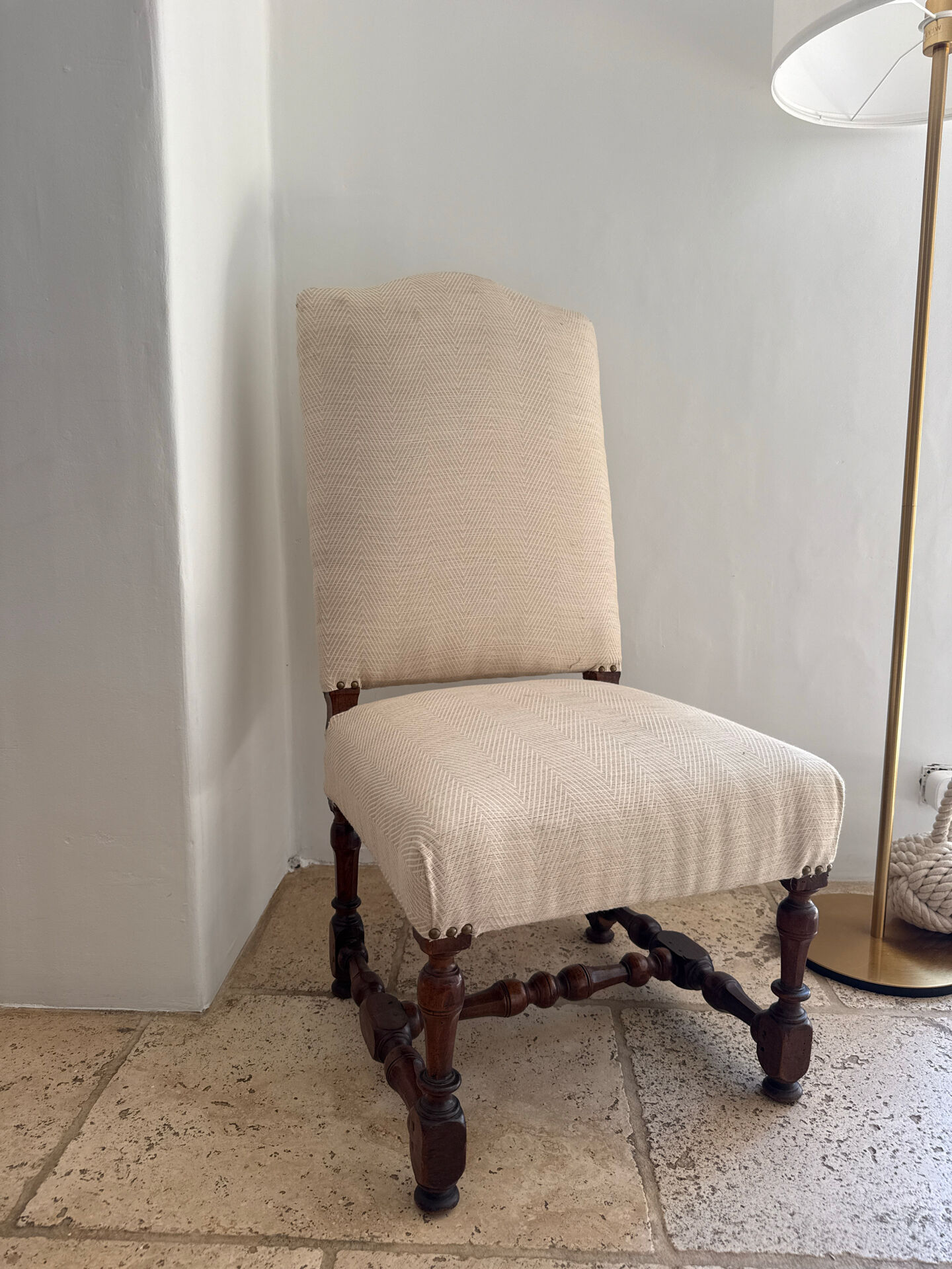 Antique Louis XIII style chair in walnut – fully reupholstered