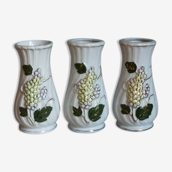 Trois vases anciens en barbotine aux lilas