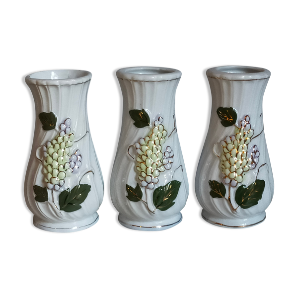 Trois vases anciens en barbotine aux lilas