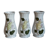 Trois vases anciens en barbotine aux lilas