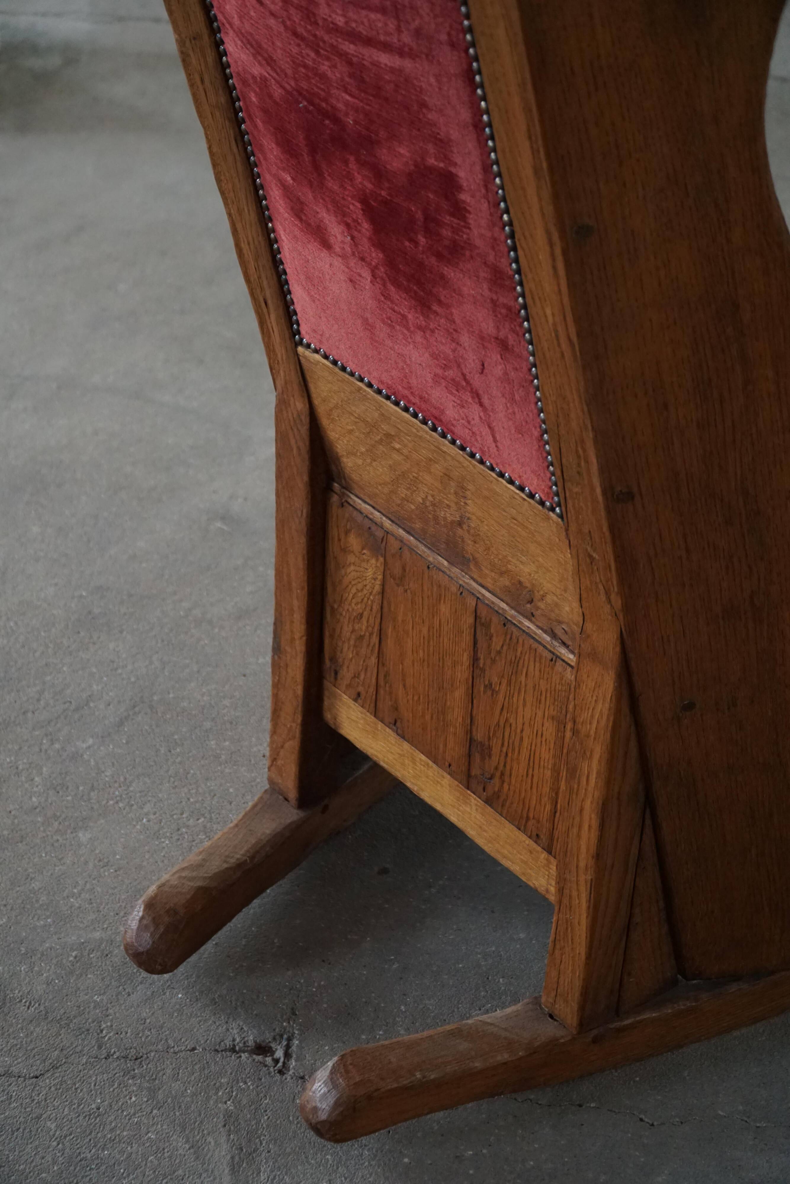Antique English rocking chair in wood with red velvet upholstery, 19th century.