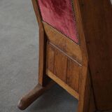 Antique English rocking chair in wood with red velvet upholstery, 19th century.