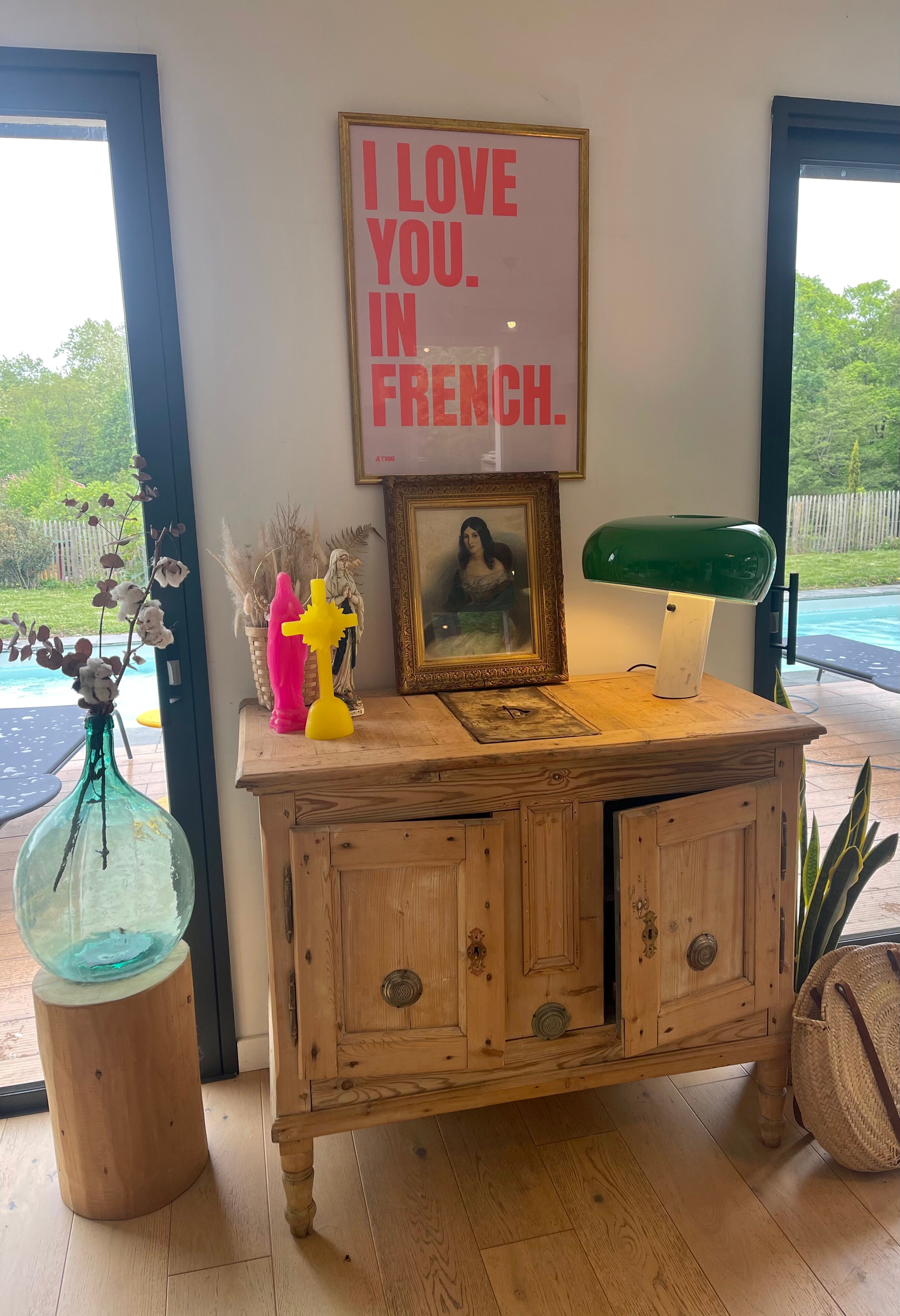 Tableau jeune femme au chalet bleu