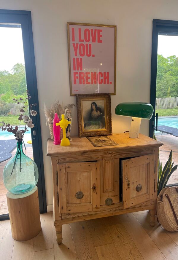 Tableau jeune femme au chalet bleu