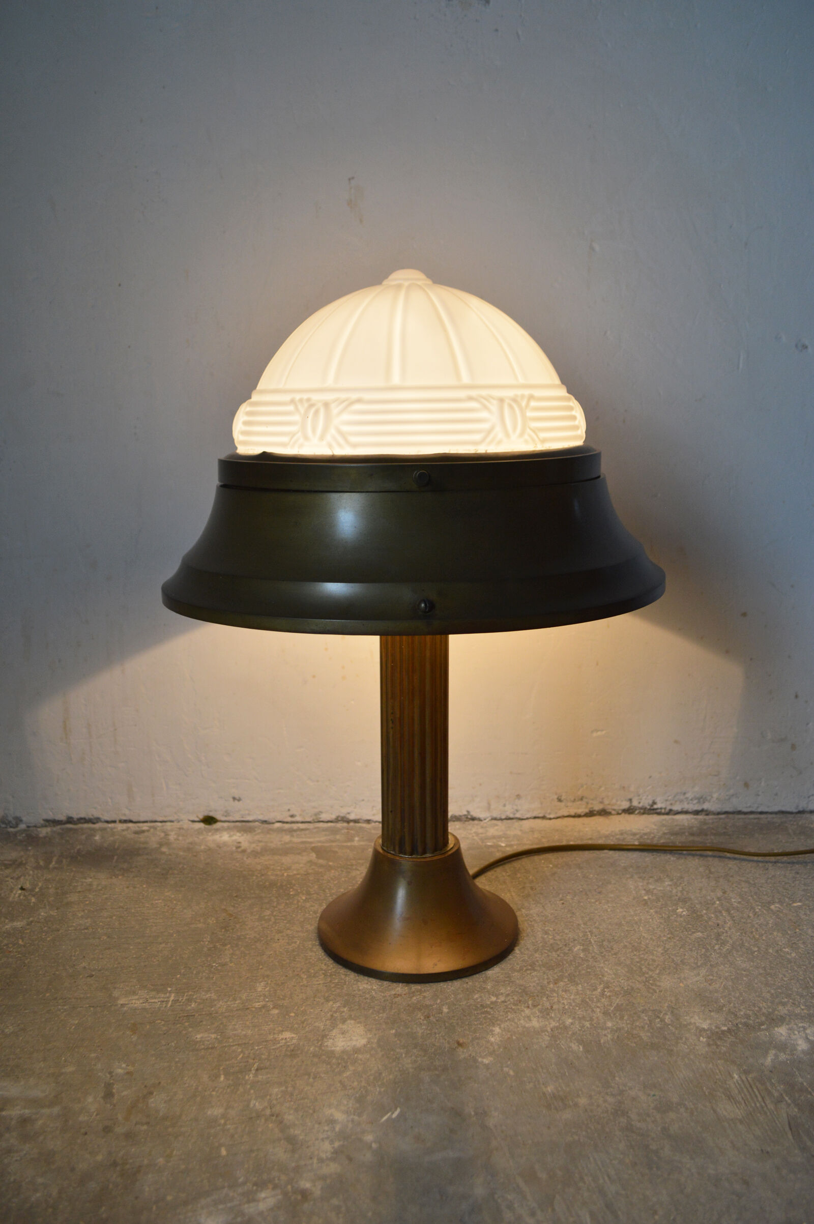 Art Deco lamp in patinated brass and moulded glass, circa 1930