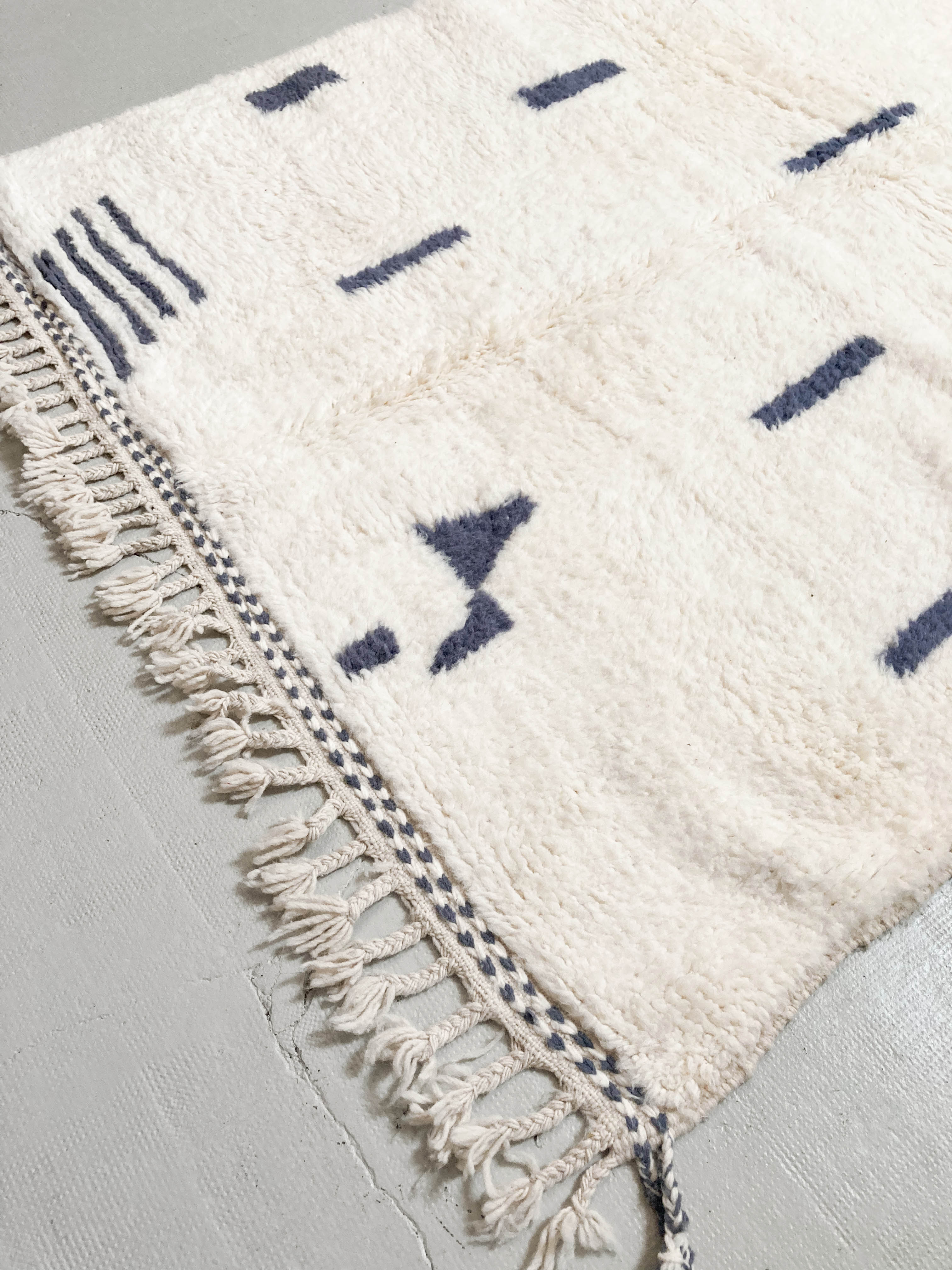 Moroccan Berber carpet beni ouarain ecru with blue graphic patterns 264x161cm