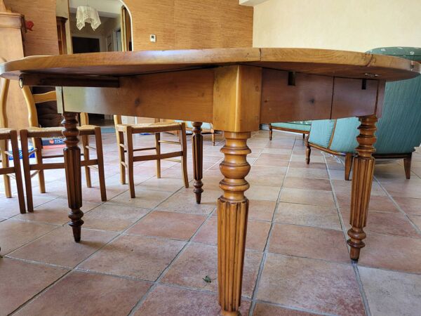 Grande table ronde d'époque Louis-Philippe en merisier massif
