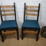 Paire de chaises brutalistes en bois relookée en noir assise tissu vert canard