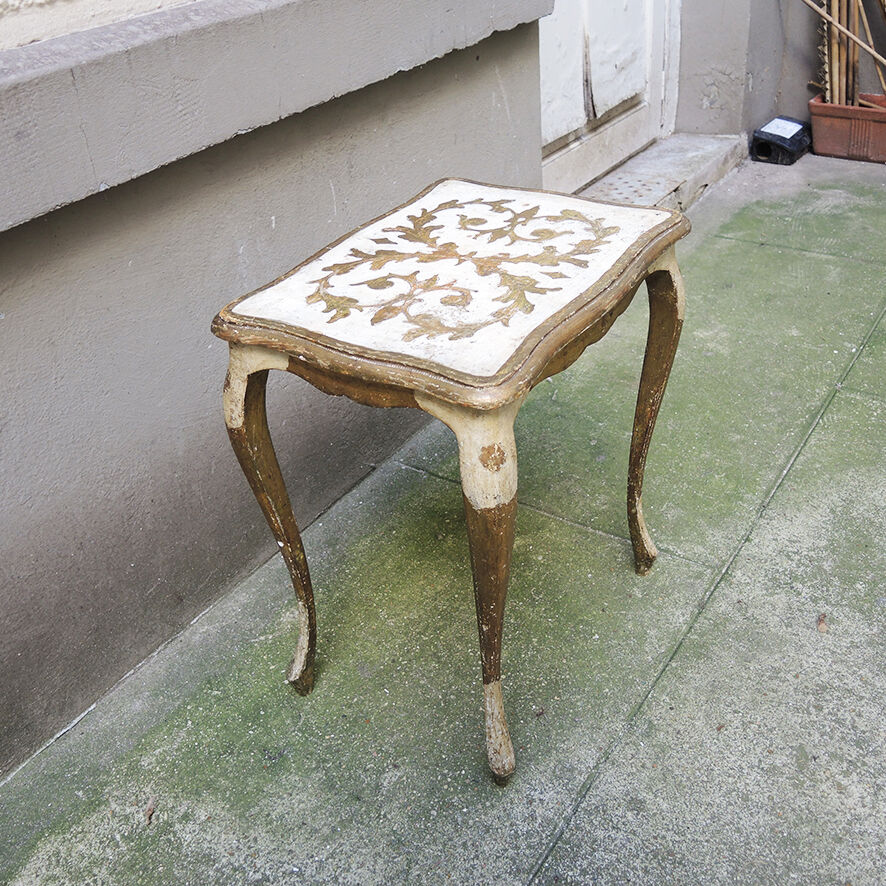 Antique Florentine side table in white and gold wood.