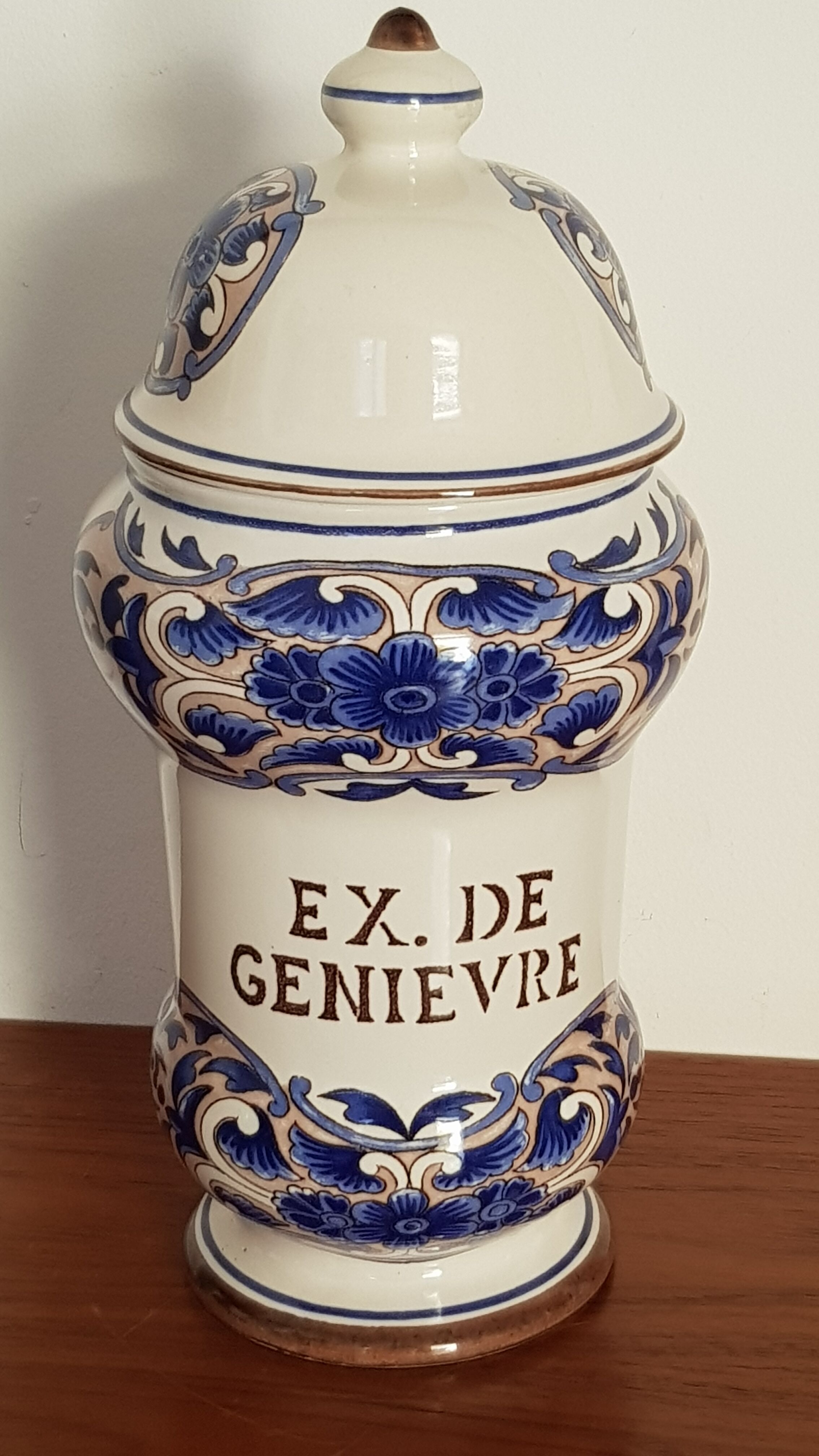 Pots a pharmacy in earthenware