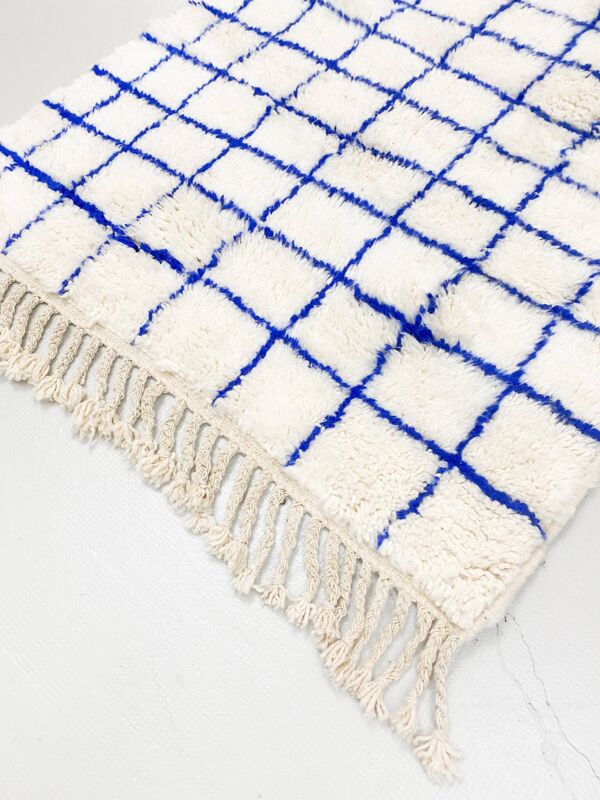 Tapis berbère marocain beni Ouarain à carreaux bleu majorelle 1,5x1,10m