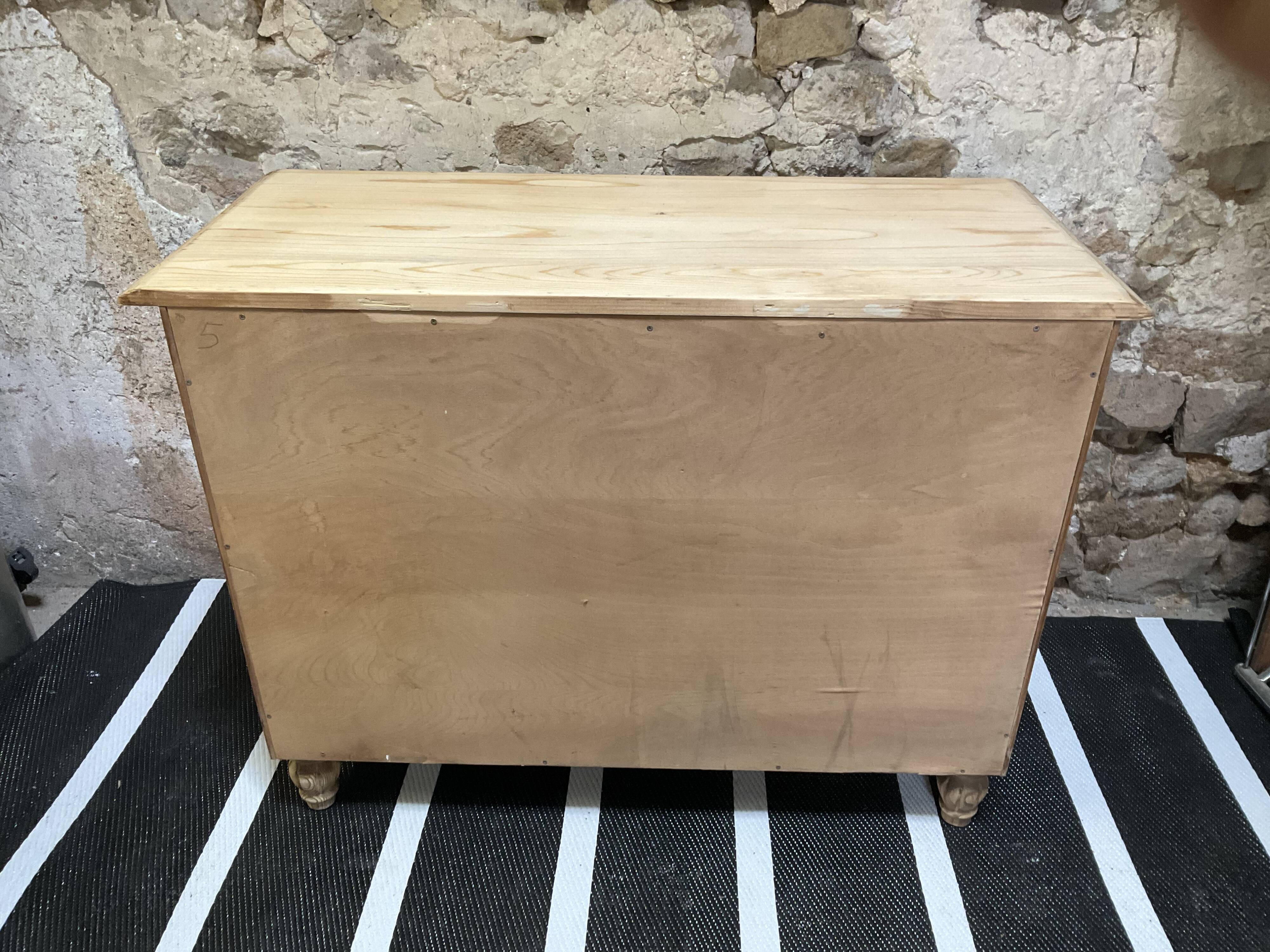 Chest of drawers light wood drawers
