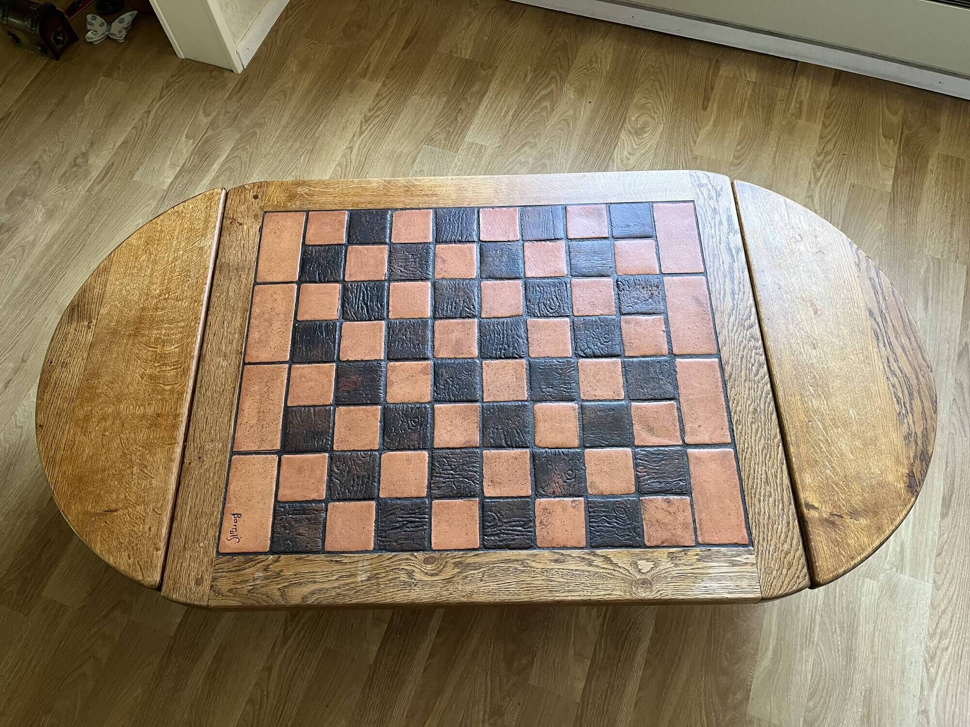 coffee table / chessboard