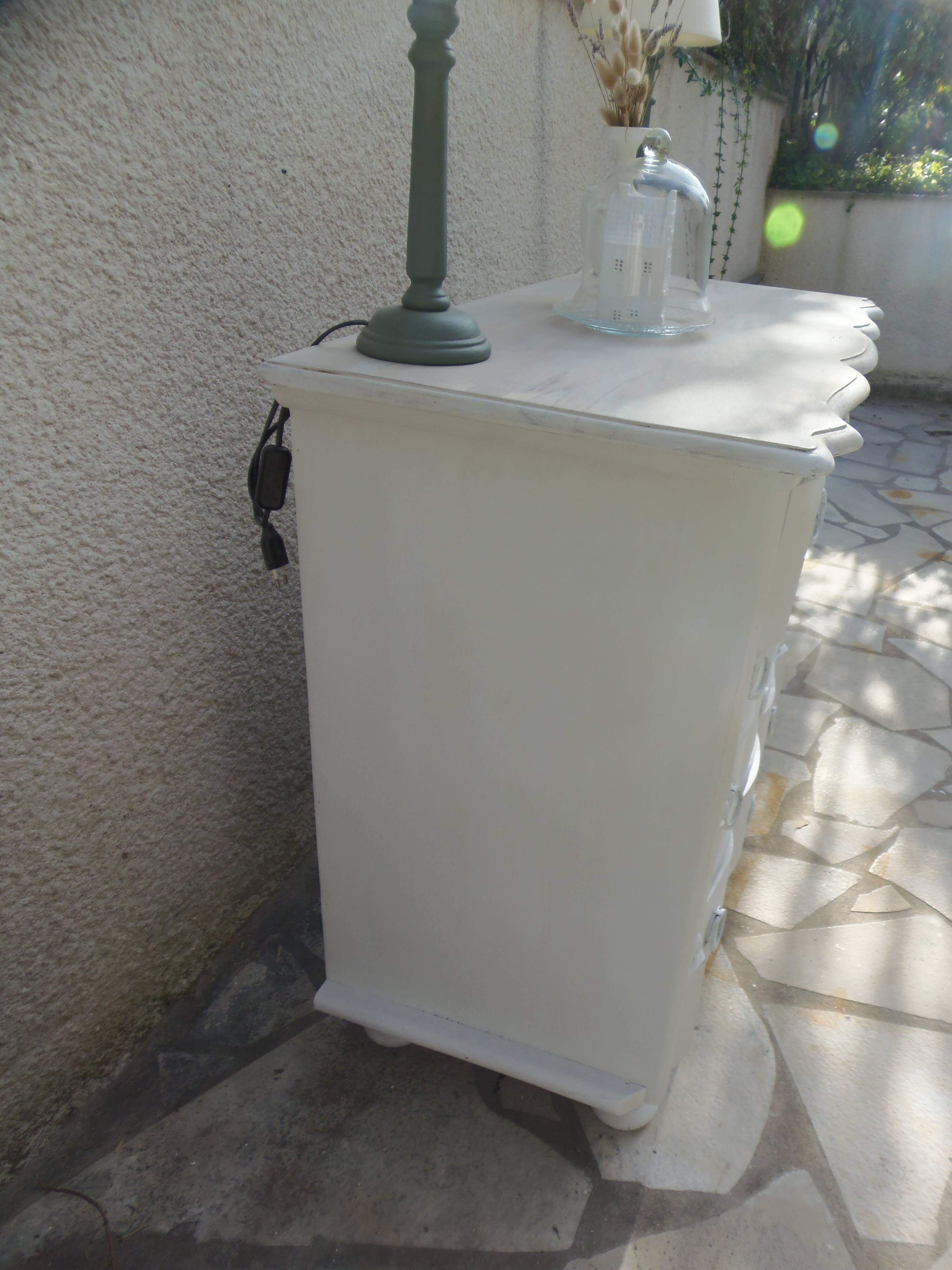 Commode arbalète de belle facture sublimée en gris perle, plateau blanchi.