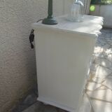 Commode arbalète de belle facture sublimée en gris perle, plateau blanchi.