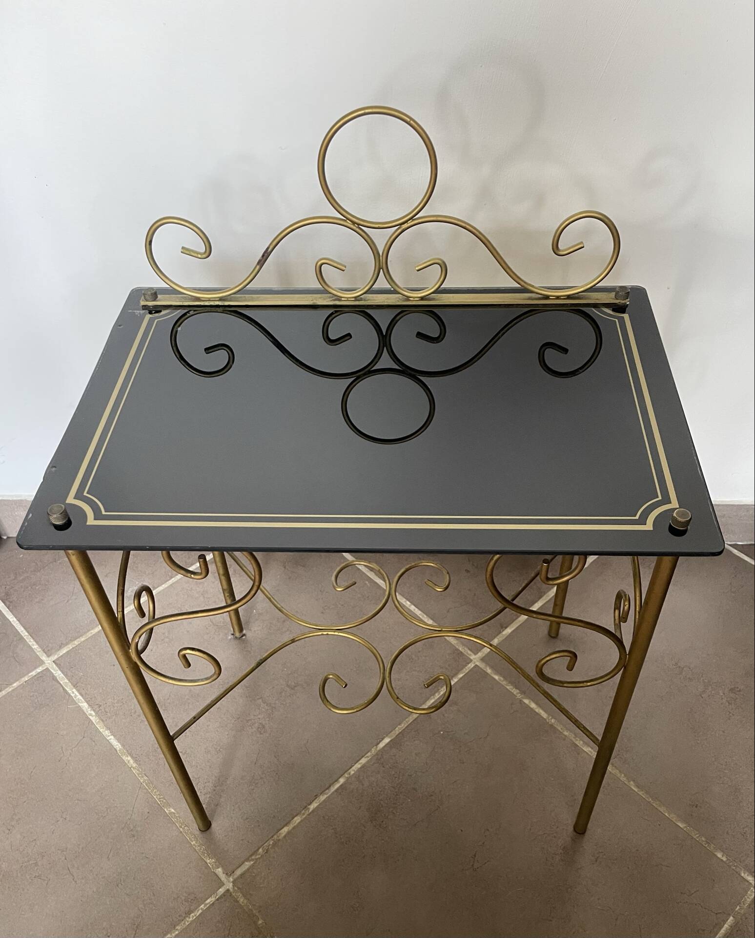 Vintage gilded metal side table, glazed ceramic trays